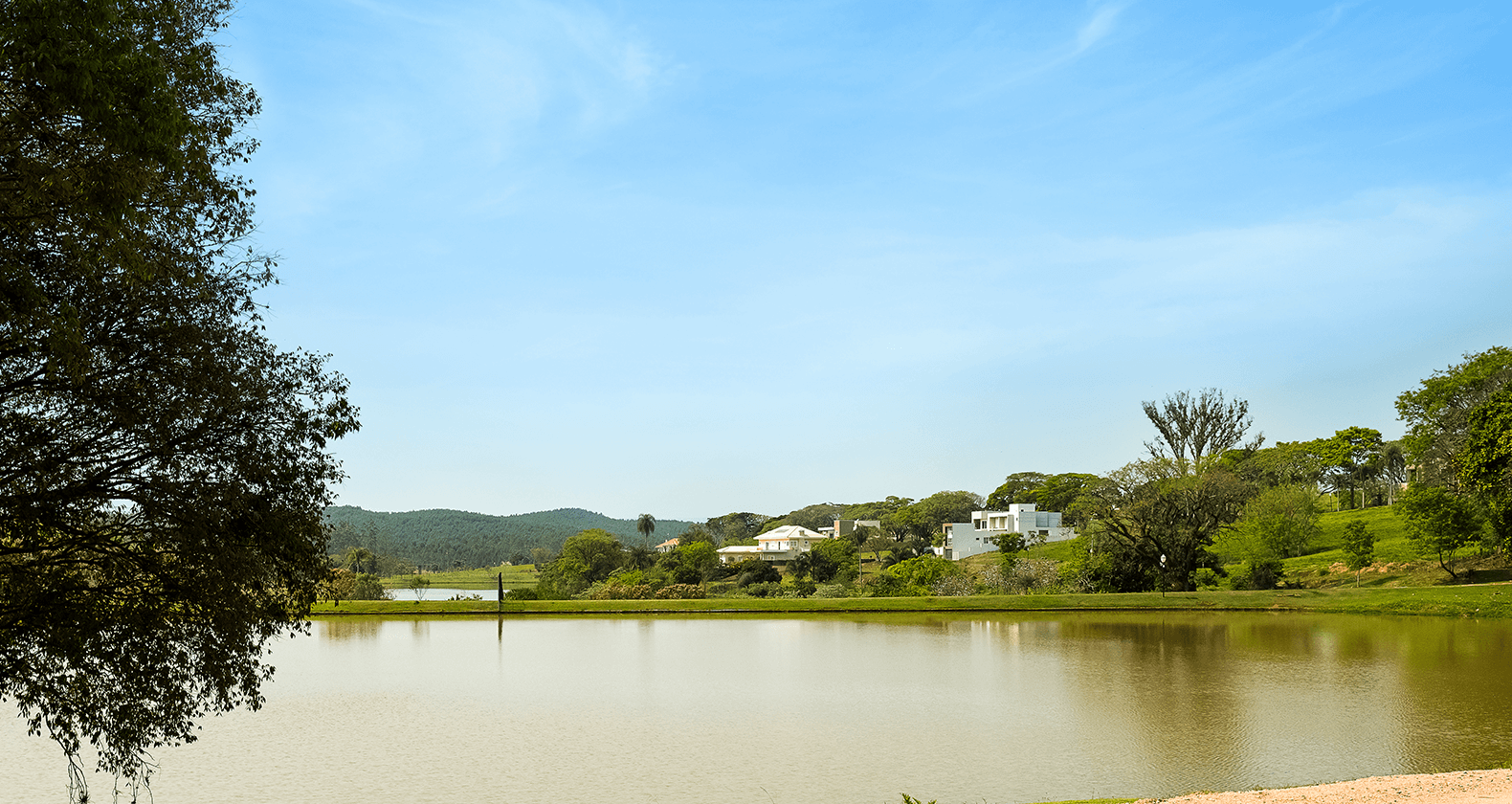Lago e colinas do empreendimento