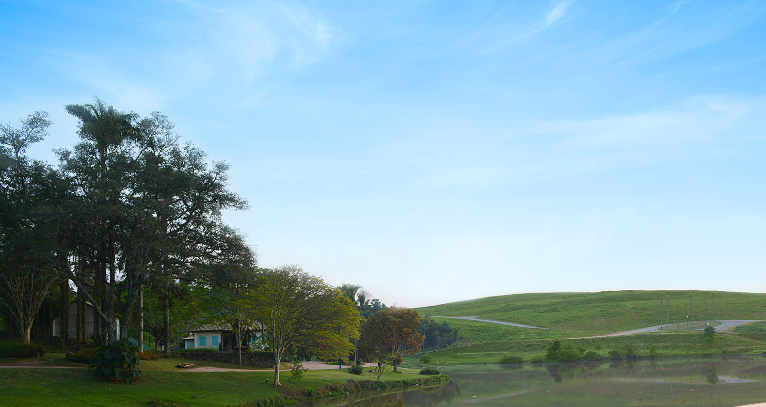 Vista pastoral com lago